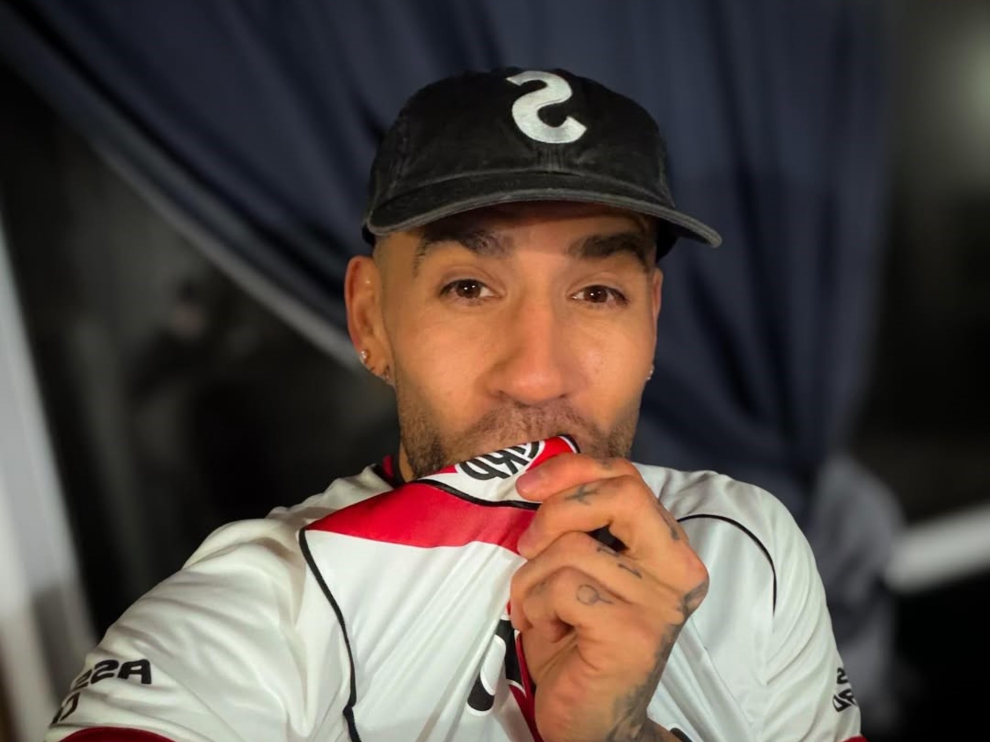 Nicolás Otamendi posando con la camiseta de River Plate, con la banda roja cruzando su pecho.
