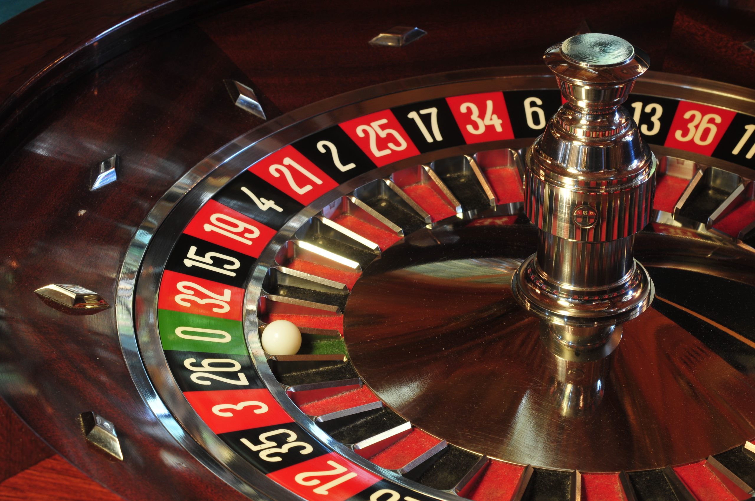 Una mesa de ruleta con fichas y una bola, elementos clásicos de un casino.