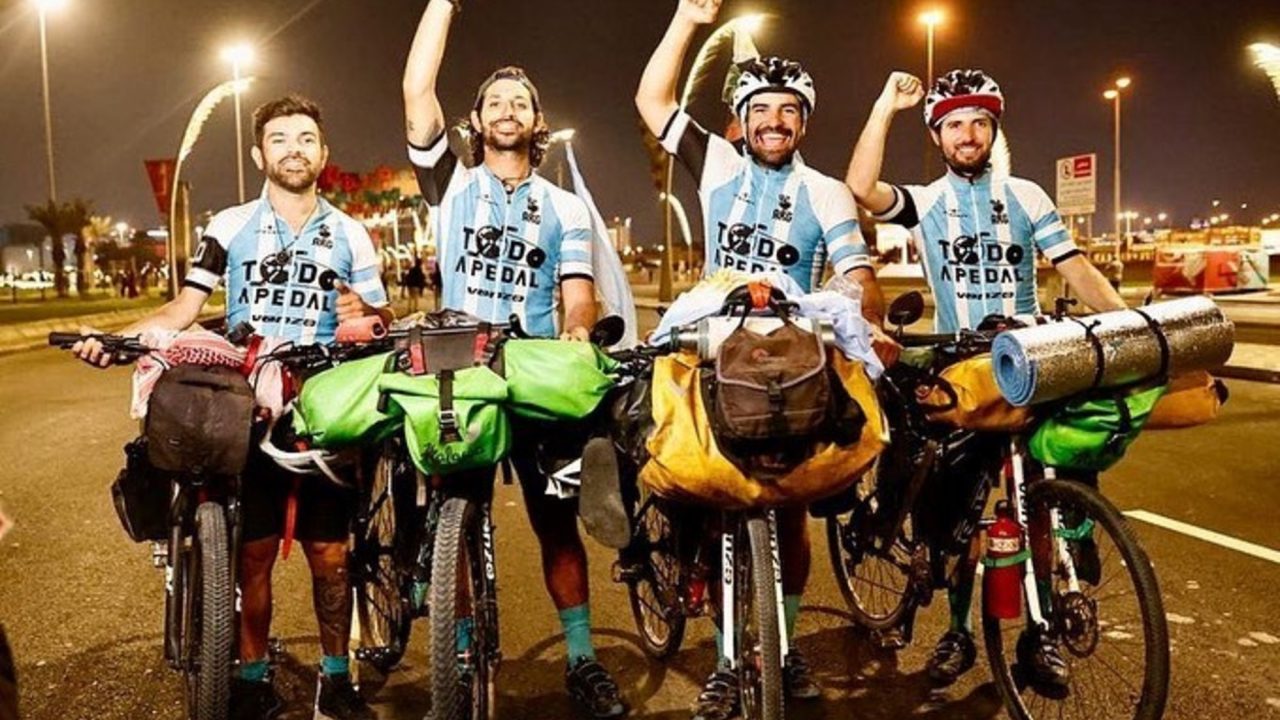 Cuatro amigos argentinos pedalean hacia el Mundial 2026: la emotiva travesía desde Córdoba a Kansas City