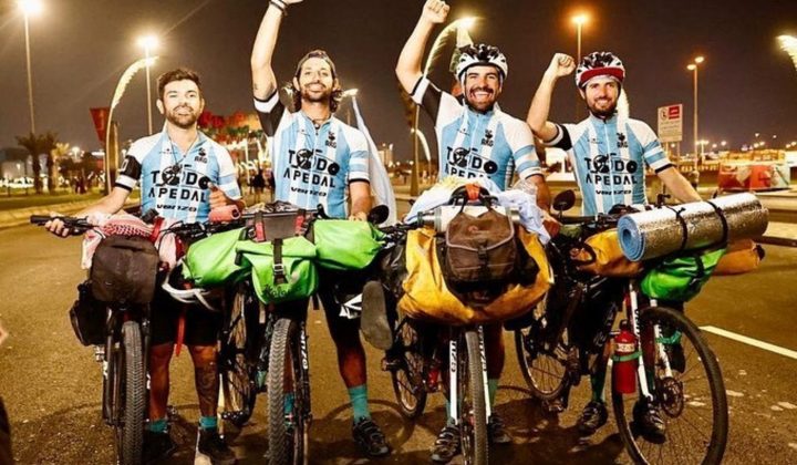 Cuatro amigos argentinos pedalean hacia el Mundial 2026: la emotiva travesía desde Córdoba a Kansas City