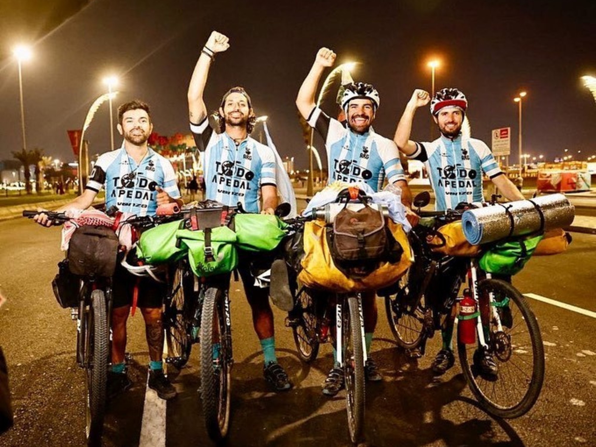 Cuatro amigos argentinos pedaleando sus bicicletas como parte de una travesía hacia el Mundial 2026, con equipaje en sus bicis.