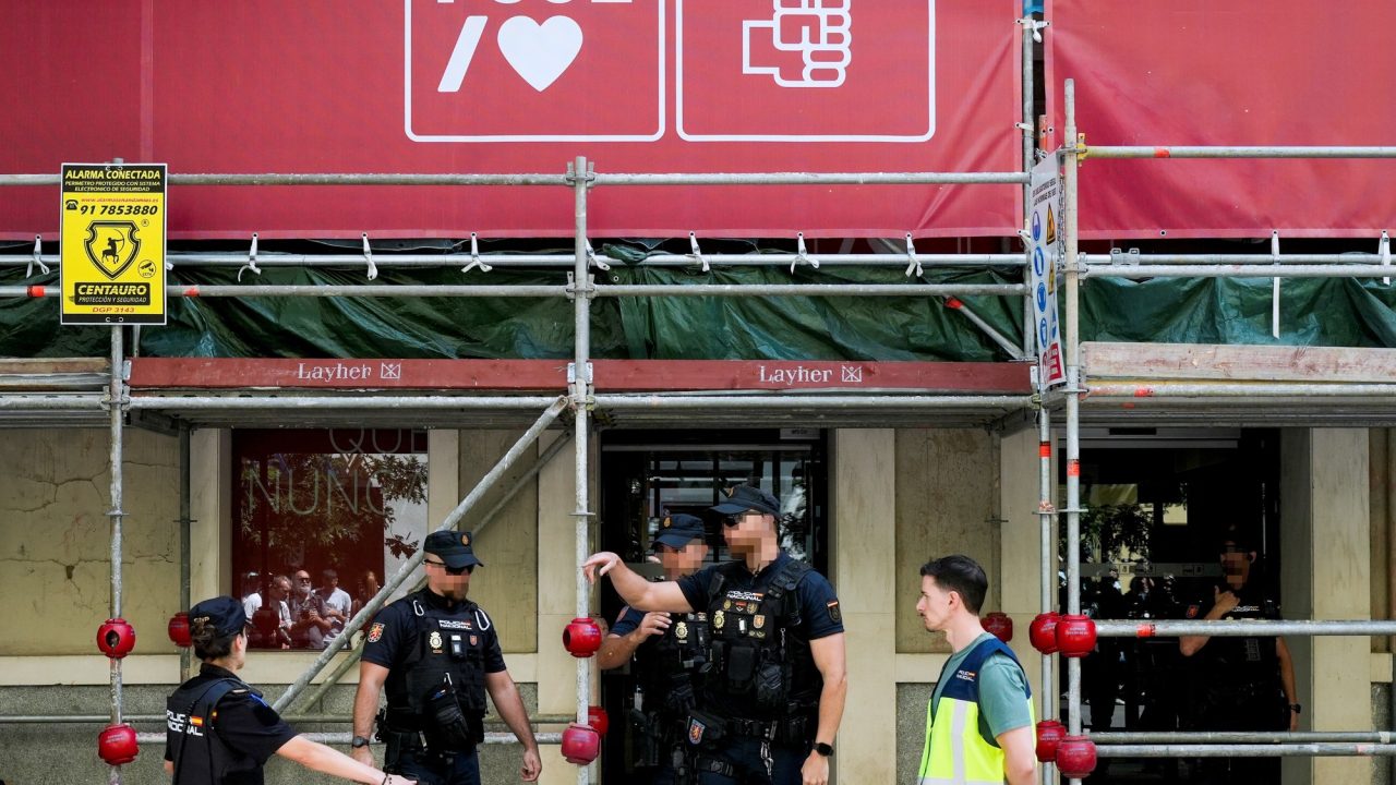 Guardia Civil registra sede del PSOE en España en medio de apoyo de Sánchez a Zapatero