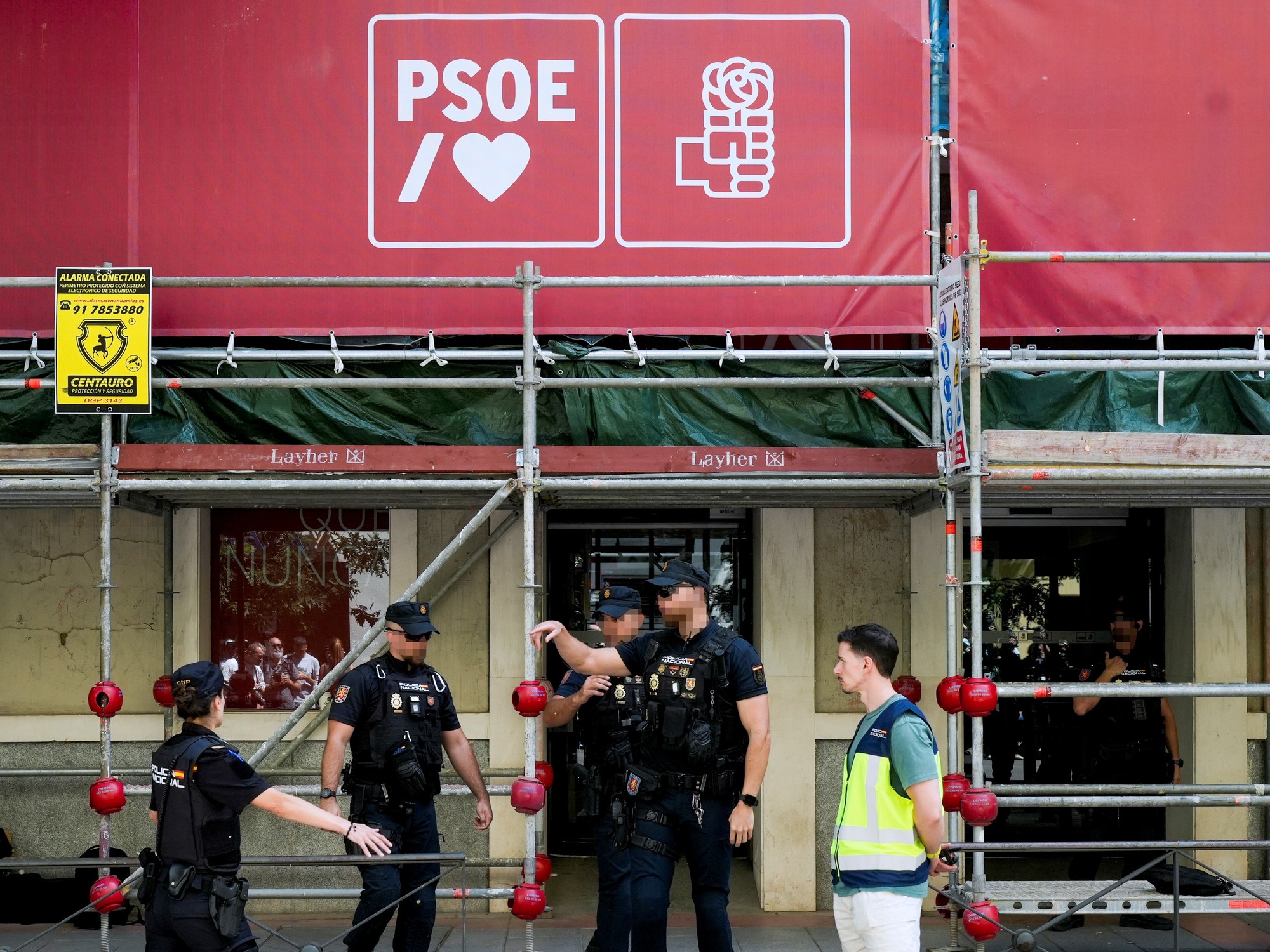 Agentes de la Guardia Civil dentro de la sede del PSOE en Madrid.