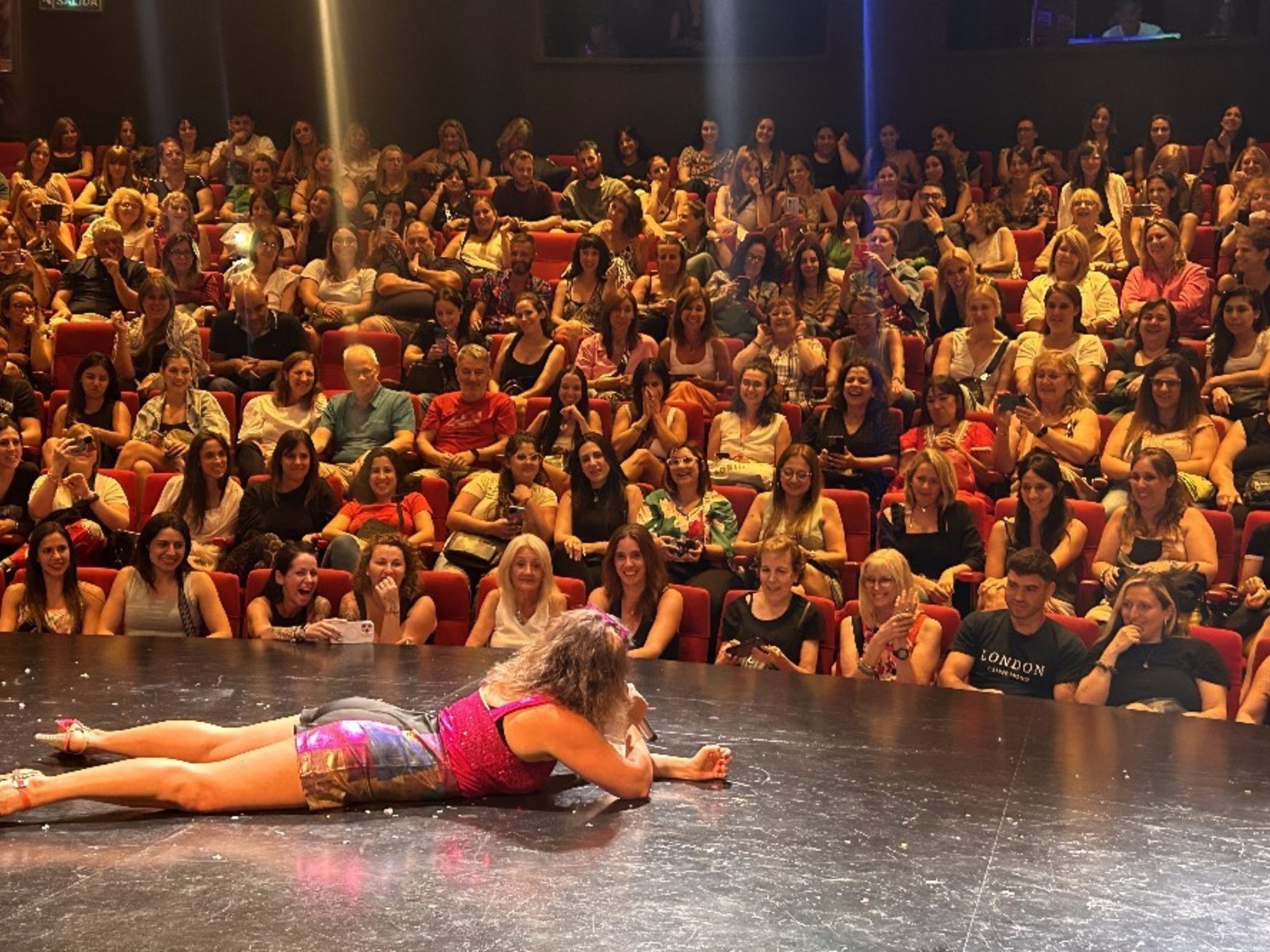 Escenario de stand-up con el logo del festival FesJajá y comediantes actuando en Buenos Aires.