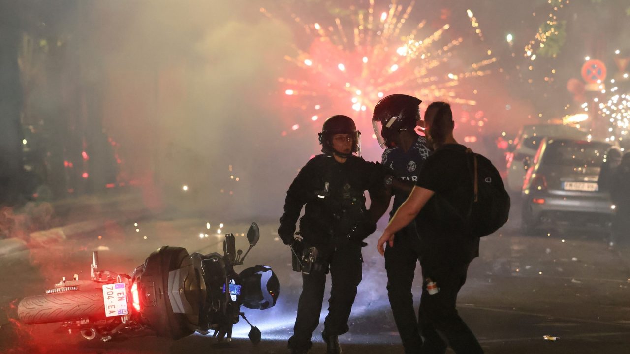 Caos en París: Festejos del PSG dejan un muerto, cientos de detenidos y policías heridos