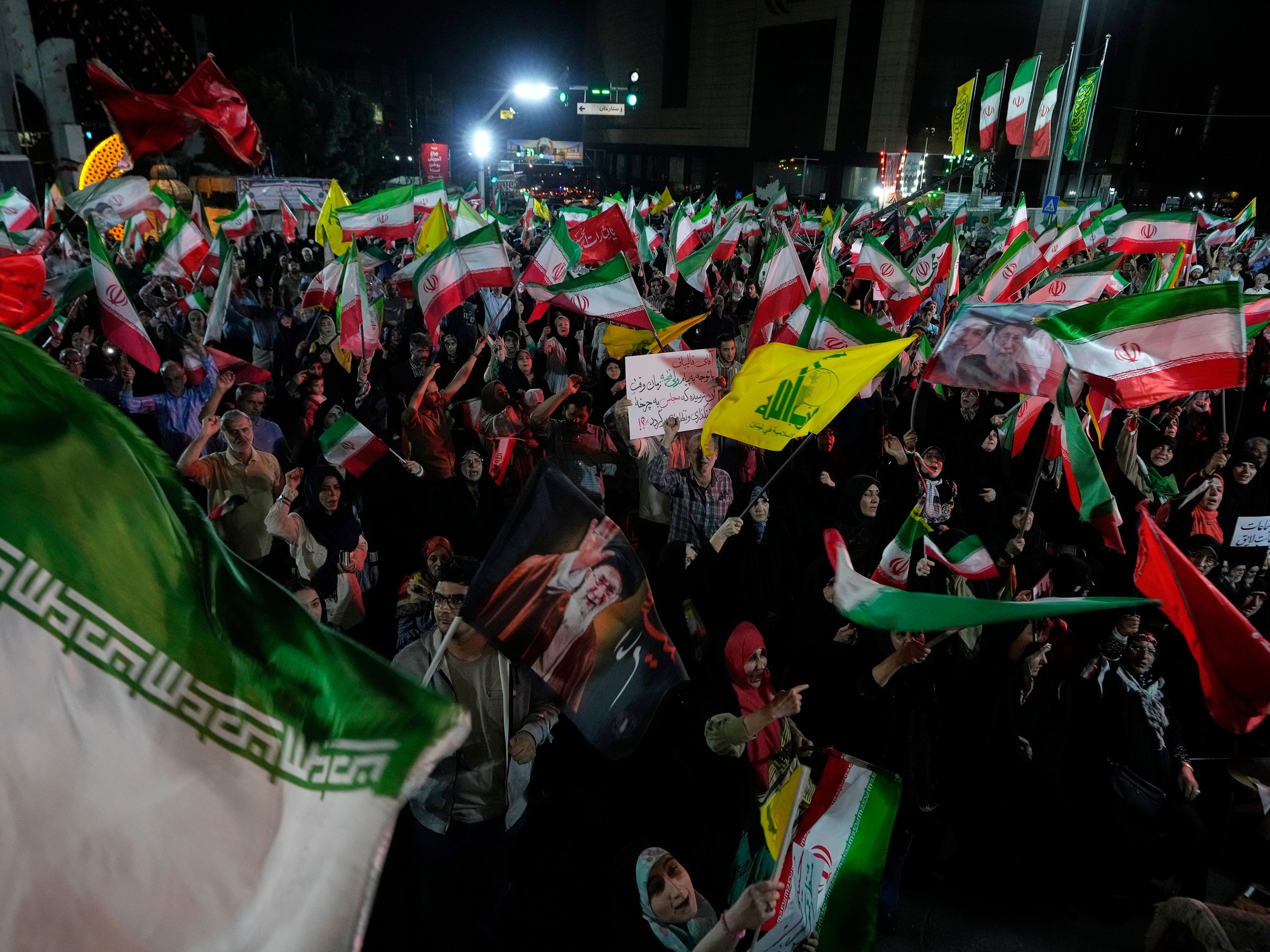 Manifestantes en Teherán apoyando al régimen iraní.