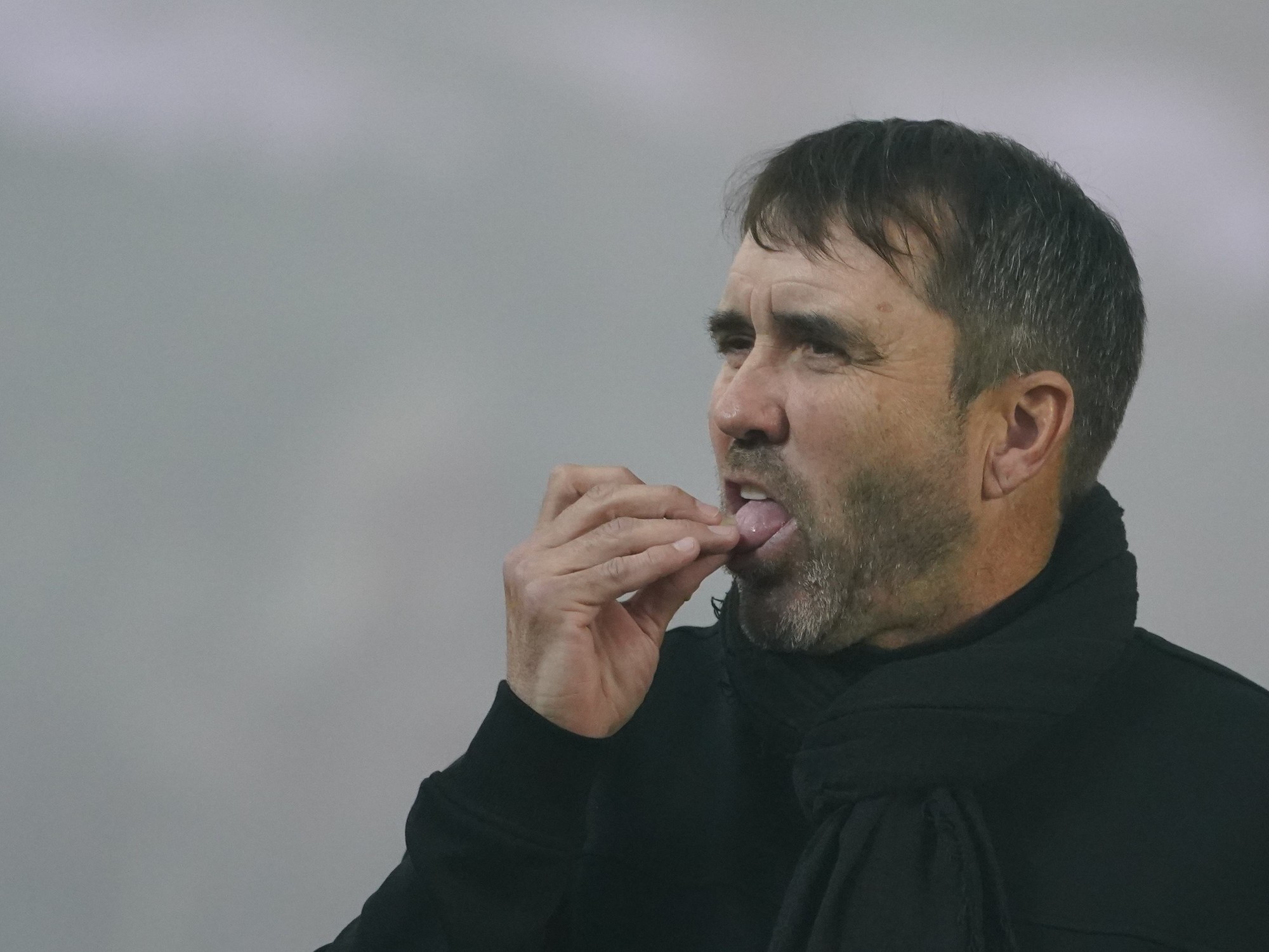 Eduardo Coudet dando indicaciones desde el área técnica a los jugadores de River Plate.