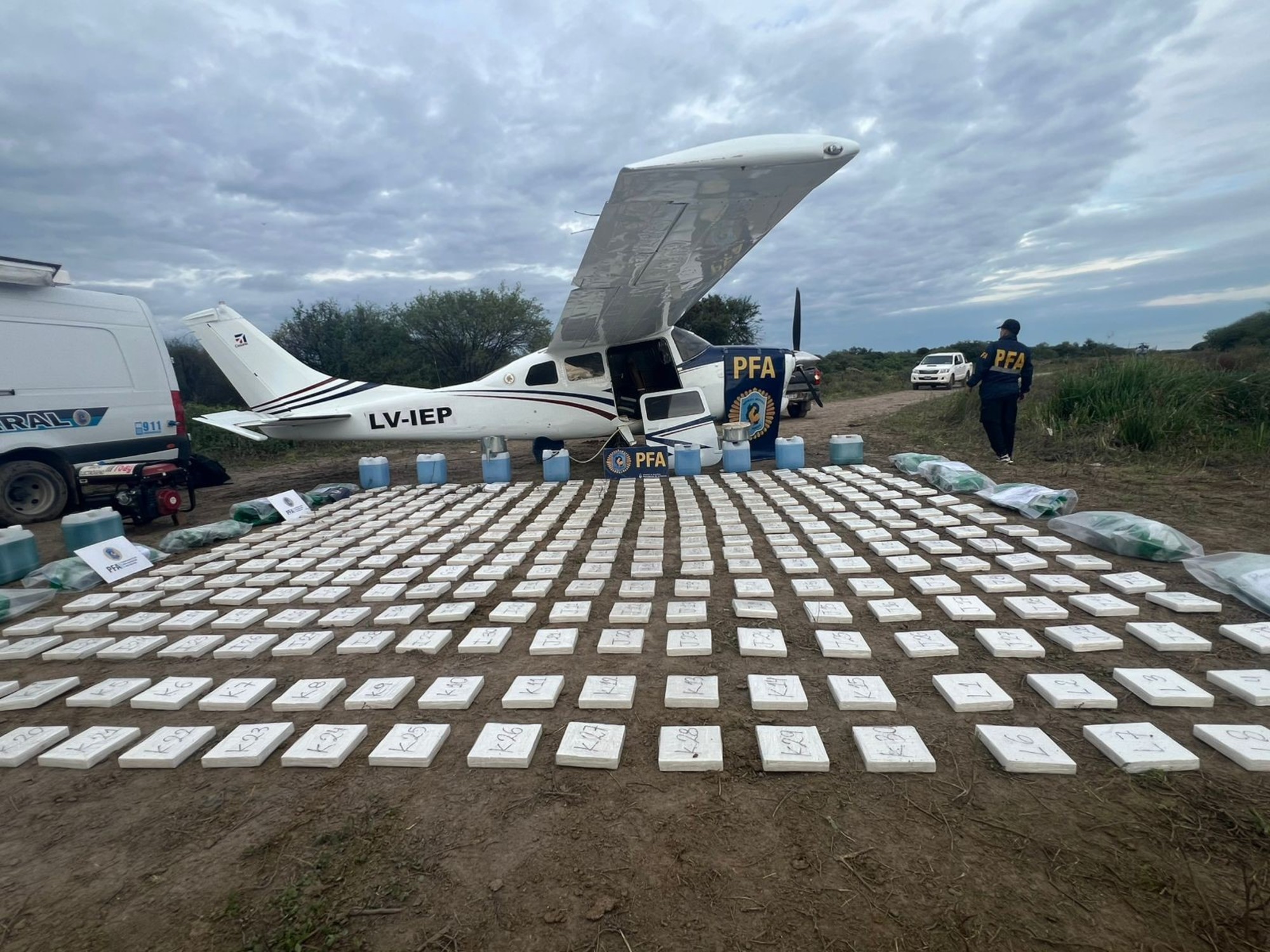Avión Cessna incautado en operativo antidrogas en Santa Fe, Argentina
