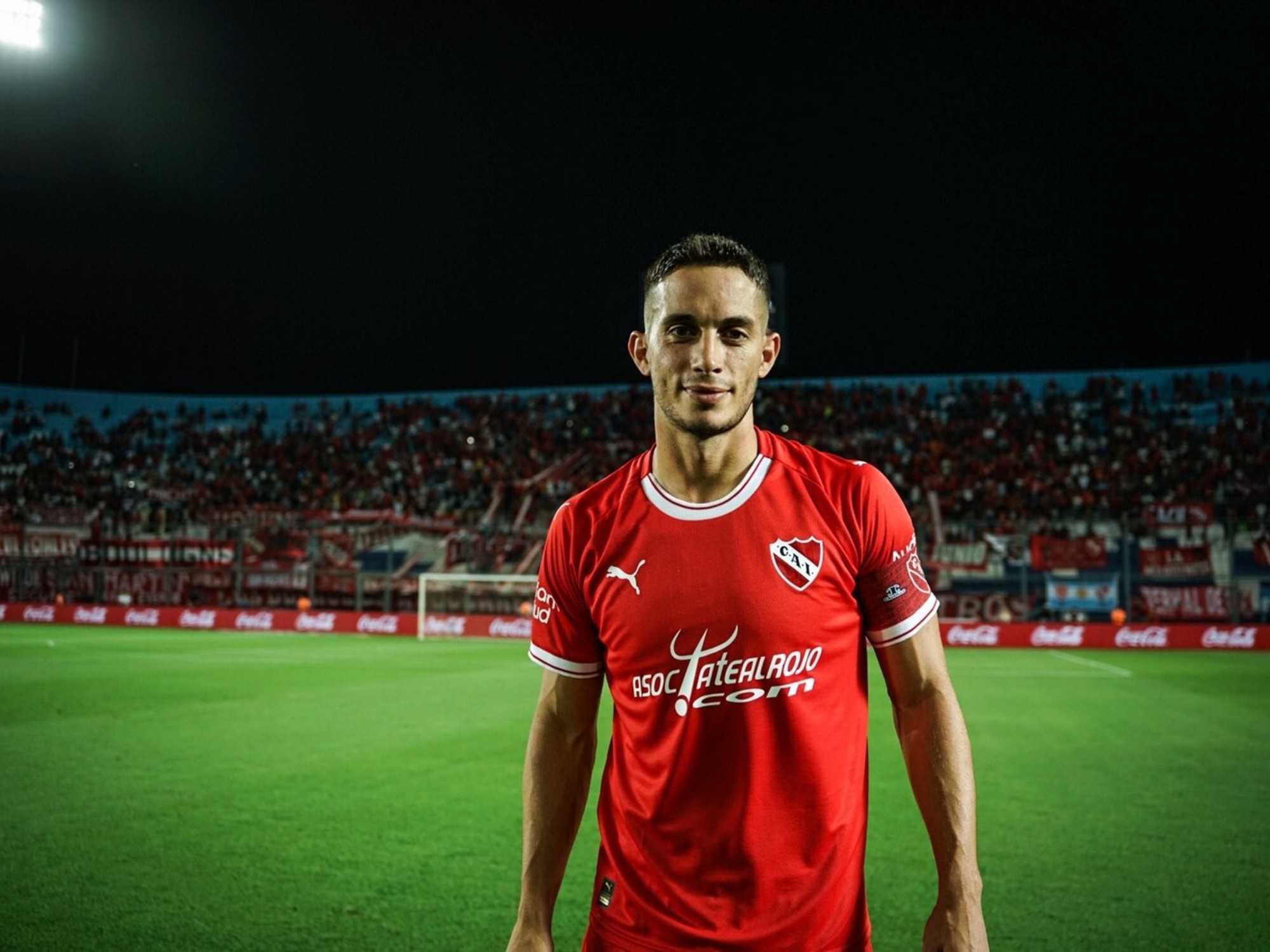 Iván Marcone, jugador de fútbol, posando con la camiseta de Independiente de Argentina.