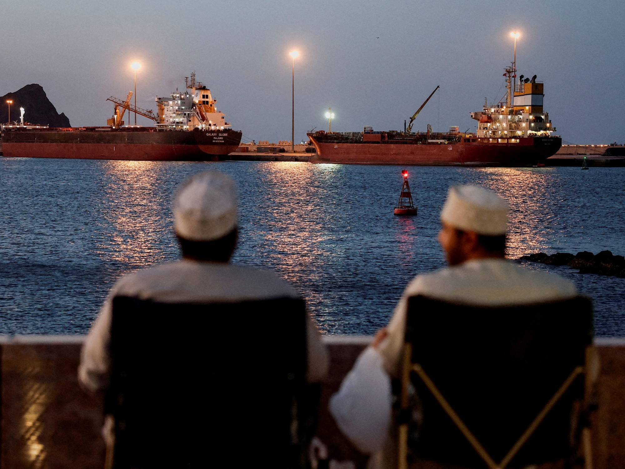 Un petrolero cruza el Estrecho de Ormuz, con las costas de Omán e Irán visibles a lo lejos, simbolizando la tensión geopolítica en la región.