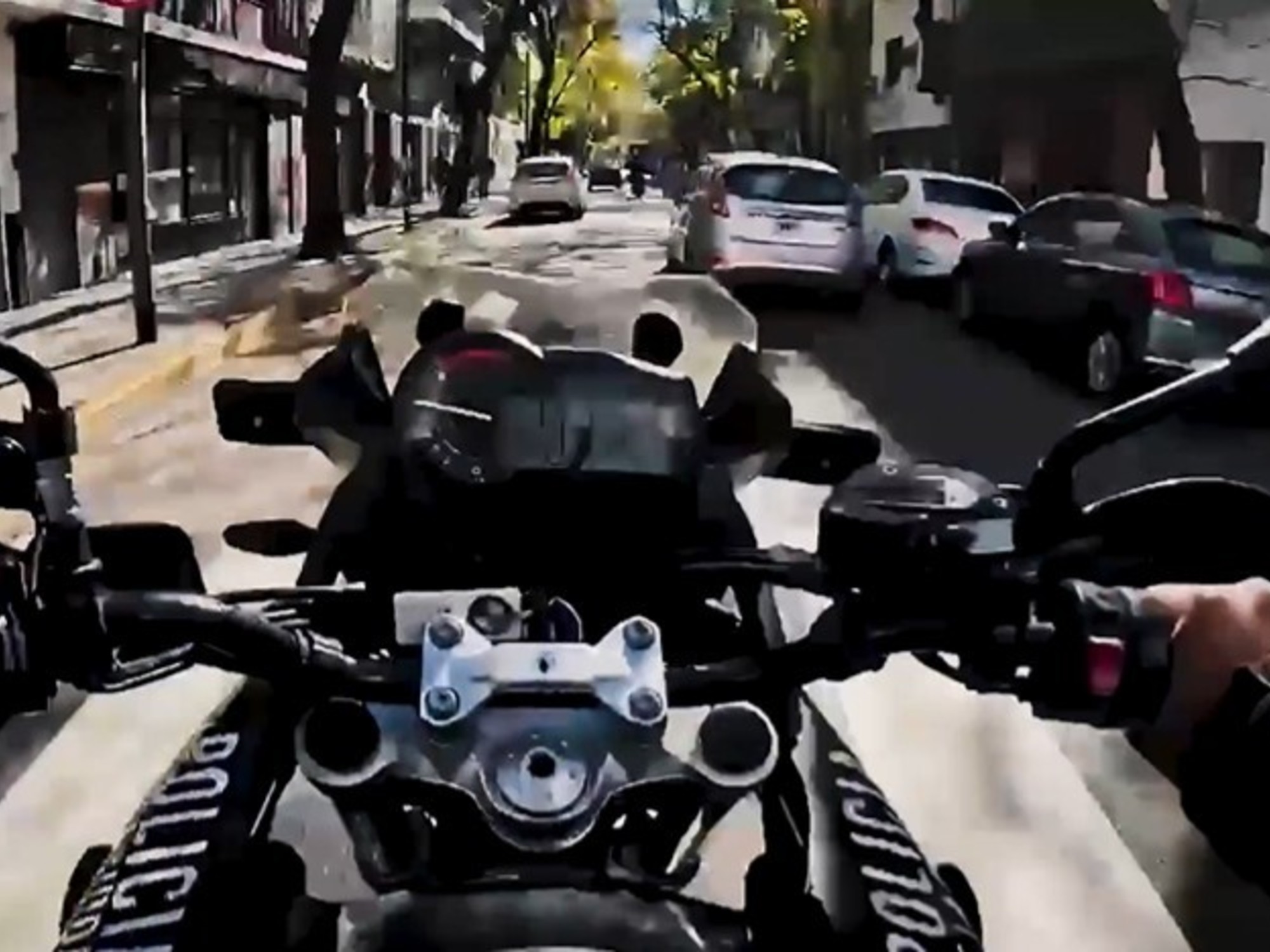 Un vehículo policial persigue a una motocicleta en una calle de la Ciudad de Buenos Aires.