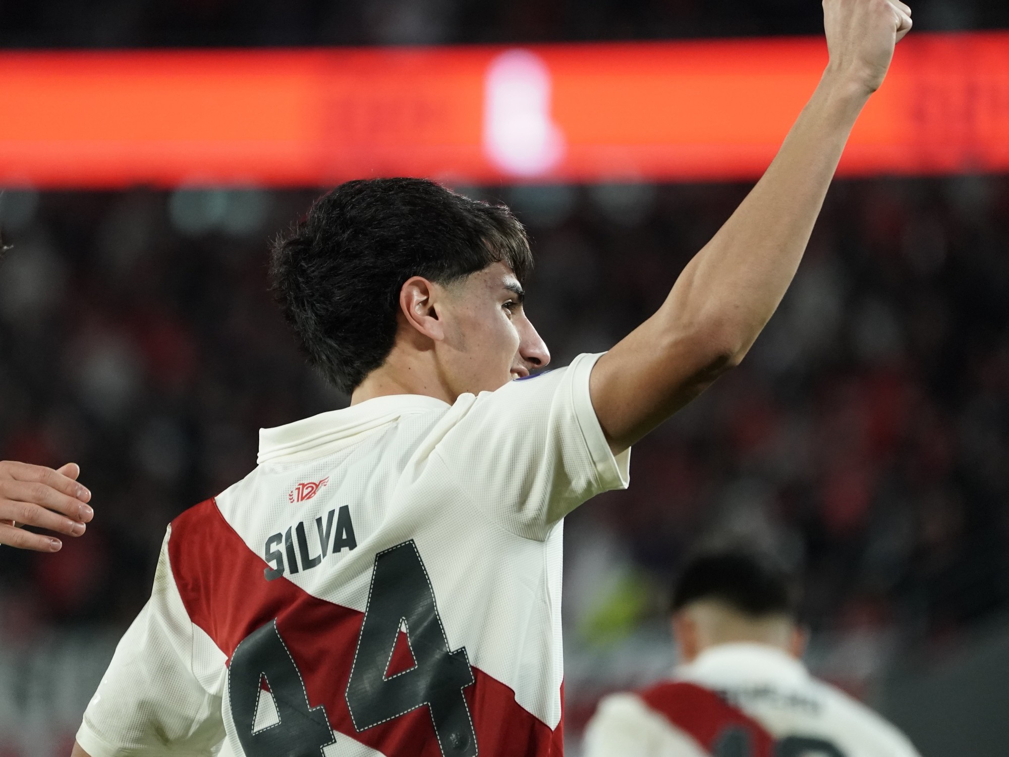Jugadores de River Plate celebrando un gol en el estadio Monumental, Buenos Aires, Argentina.