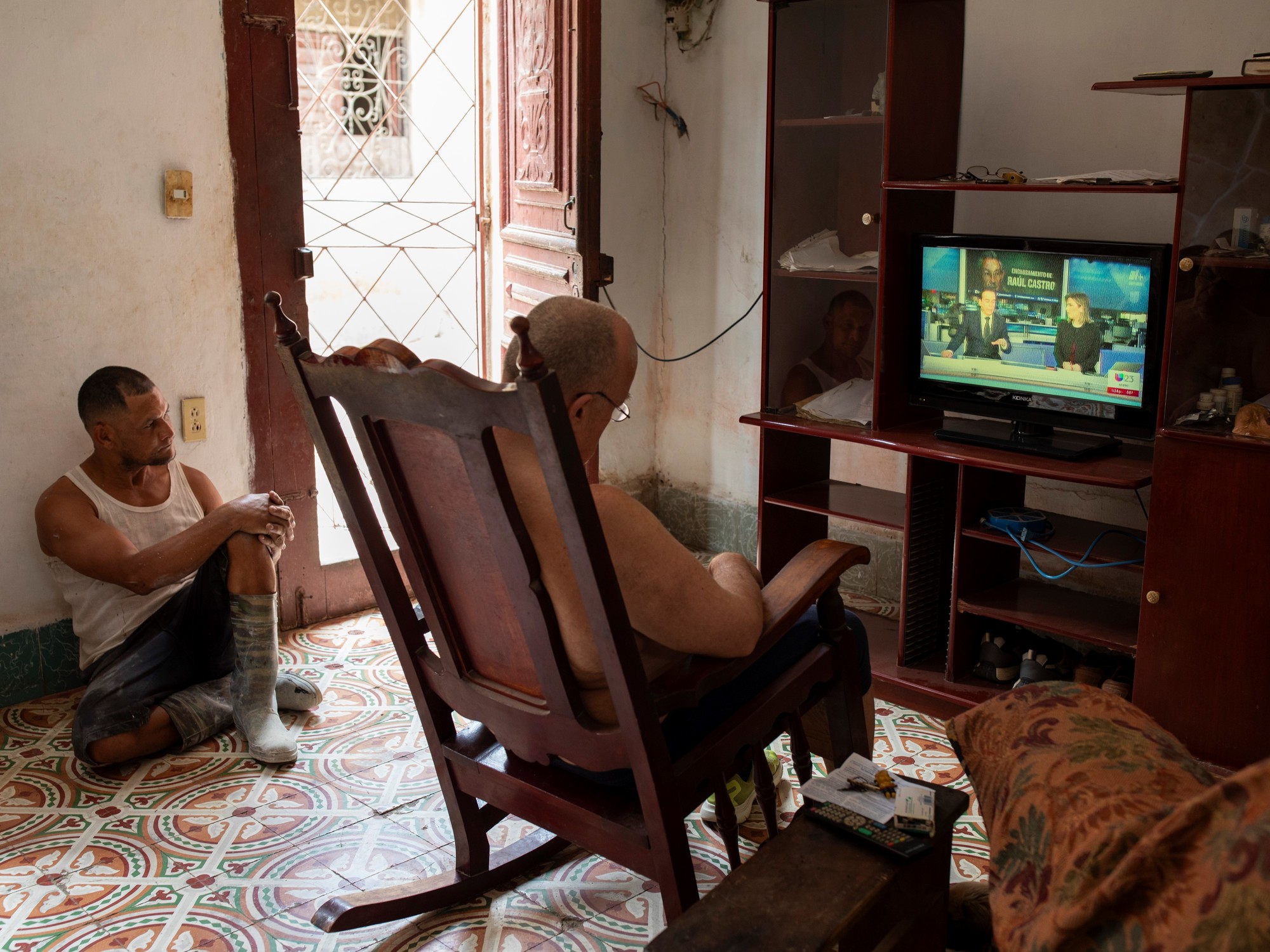 Un hombre observa un noticiero estadounidense sobre la acusación formal contra Raúl Castro en La Habana.