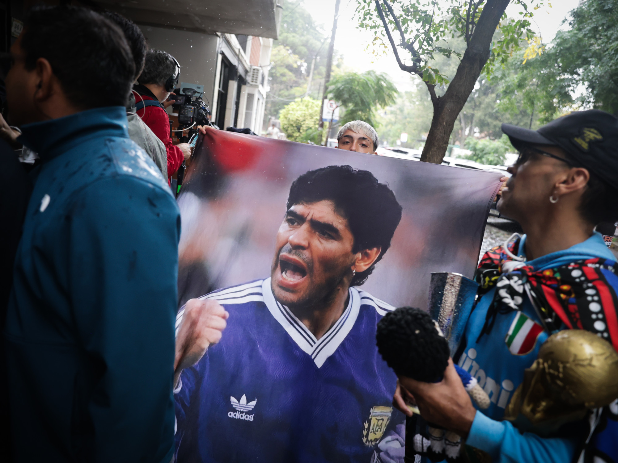 Leopoldo Luque declarando en el juicio por la muerte de Diego Maradona, con Gianinna Maradona y otros presentes.