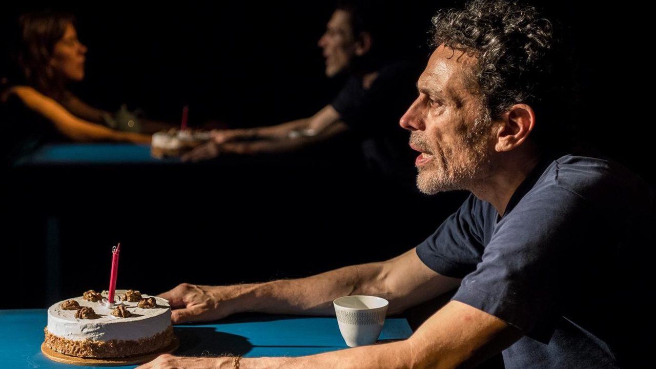 La Sala Cunill Cabanellas del Teatro San Martín se convierte en el escenario de “La habitación desconocida”, una propuesta teatral que desaf