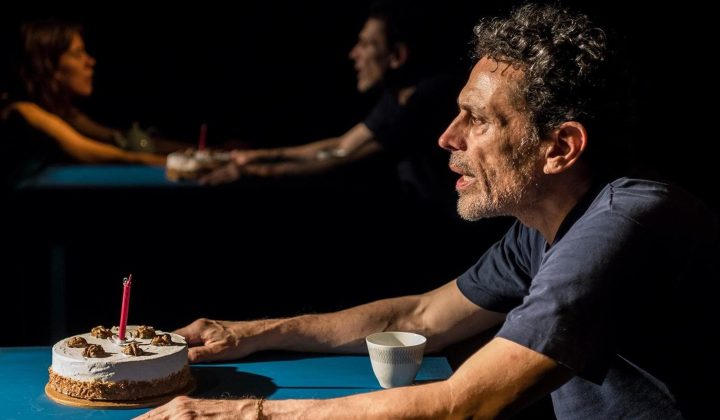 La Sala Cunill Cabanellas del Teatro San Martín se convierte en el escenario de “La habitación desconocida”, una propuesta teatral que desaf