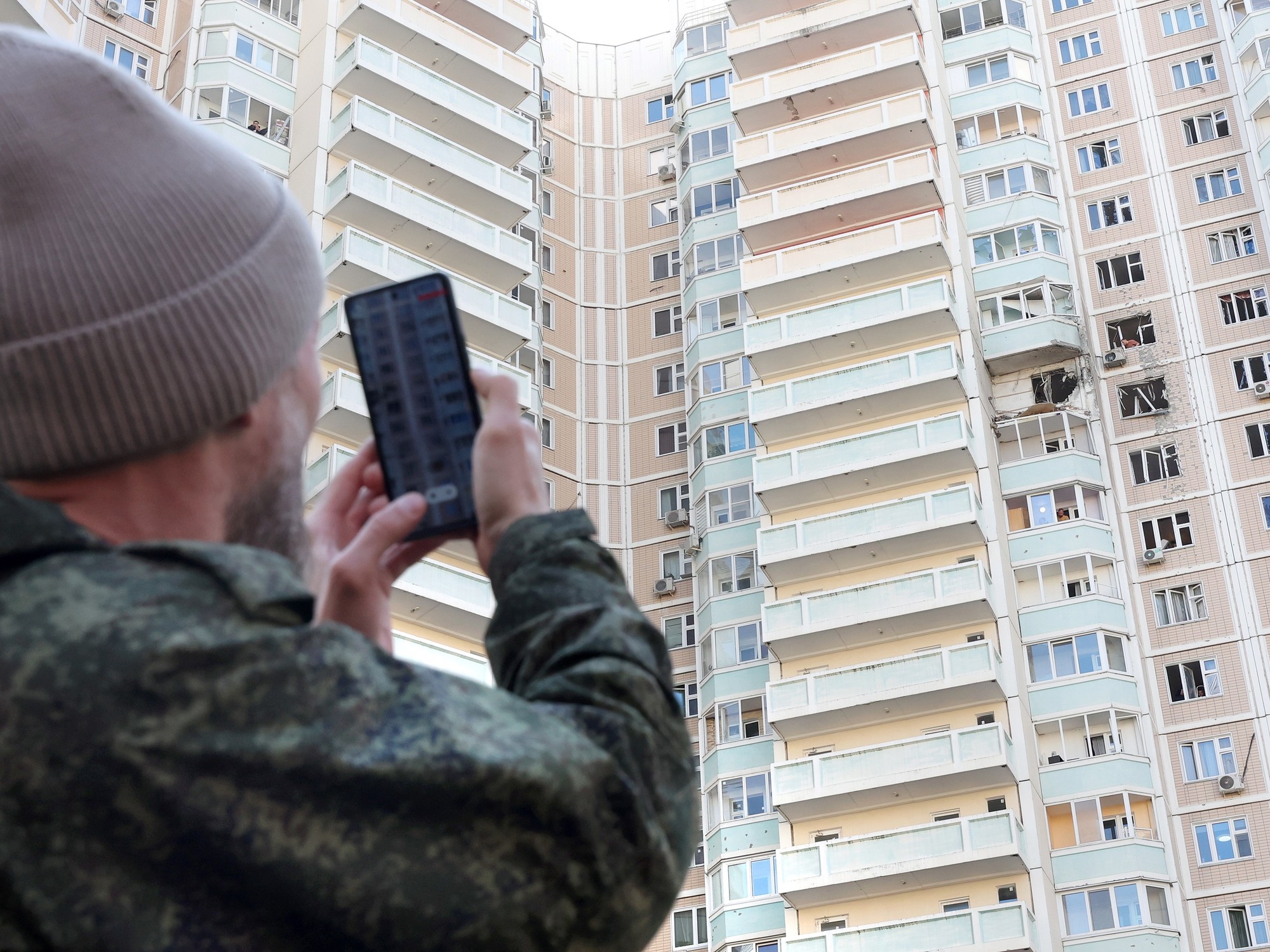 Edificio residencial dañado por un ataque con drones en las afueras de Moscú.