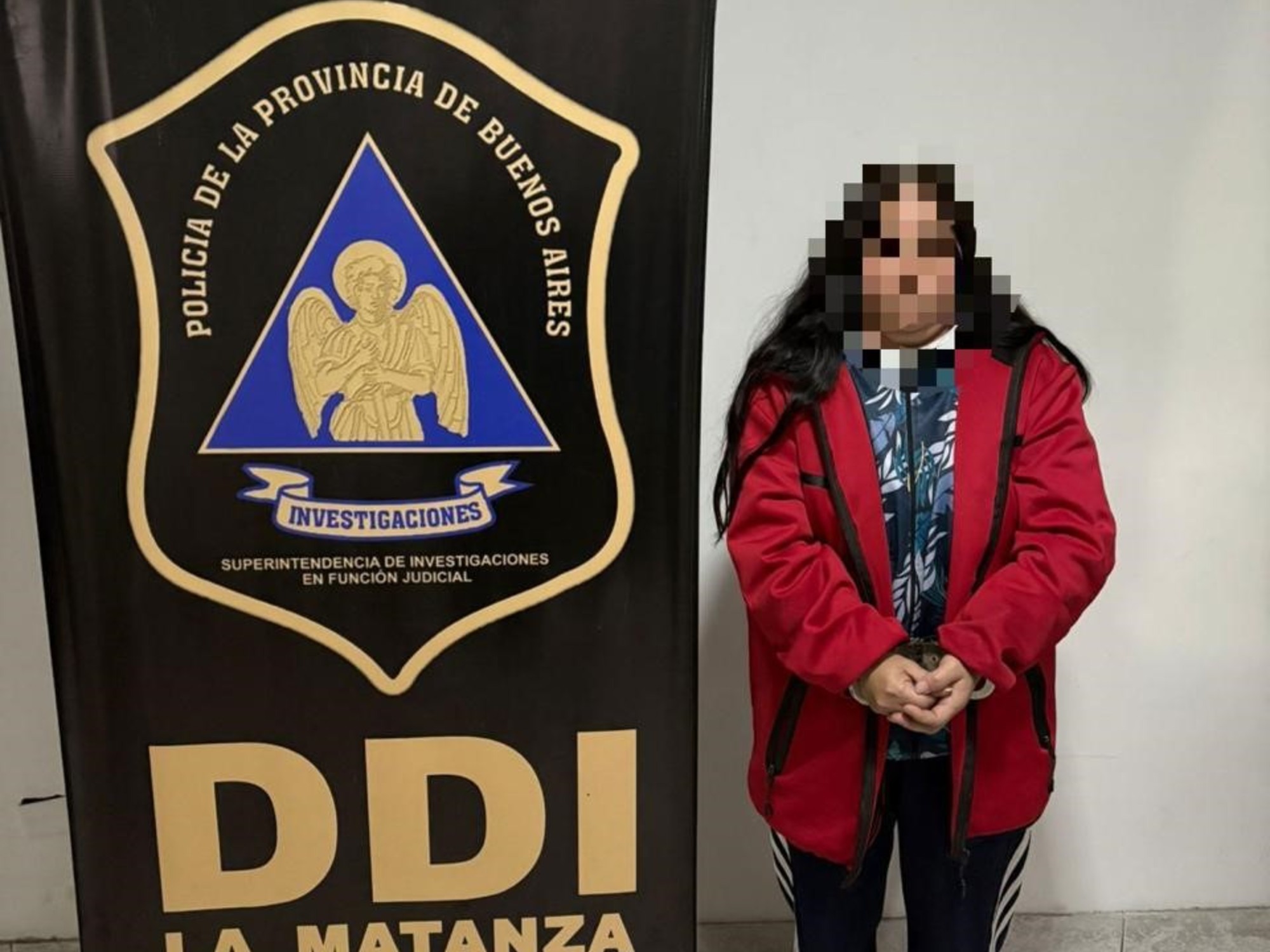 Agentes policiales realizando un procedimiento en una calle de La Matanza, Argentina.