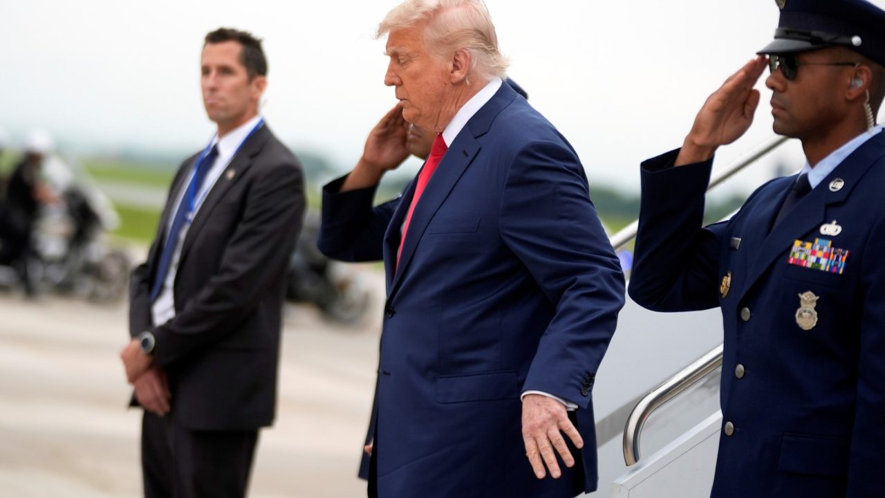 Trump convoca a su gabinete en Camp David para discutir sobre Irán y la economía