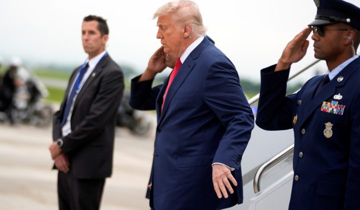 Trump convoca a su gabinete en Camp David para discutir sobre Irán y la economía