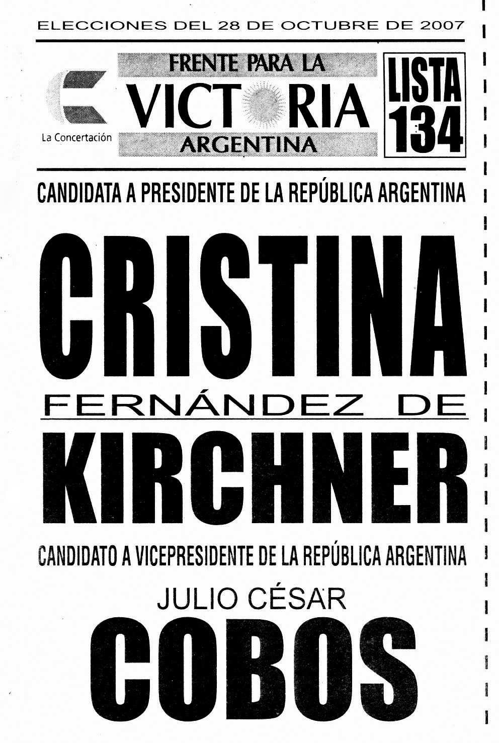 Votantes depositando sus votos en una urna en Argentina
