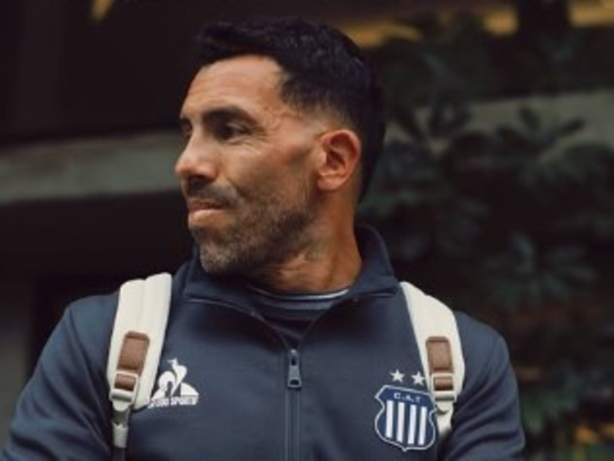 Carlos Tevez junto al presidente de Talleres, Andrés Fassi, en una conferencia de prensa.