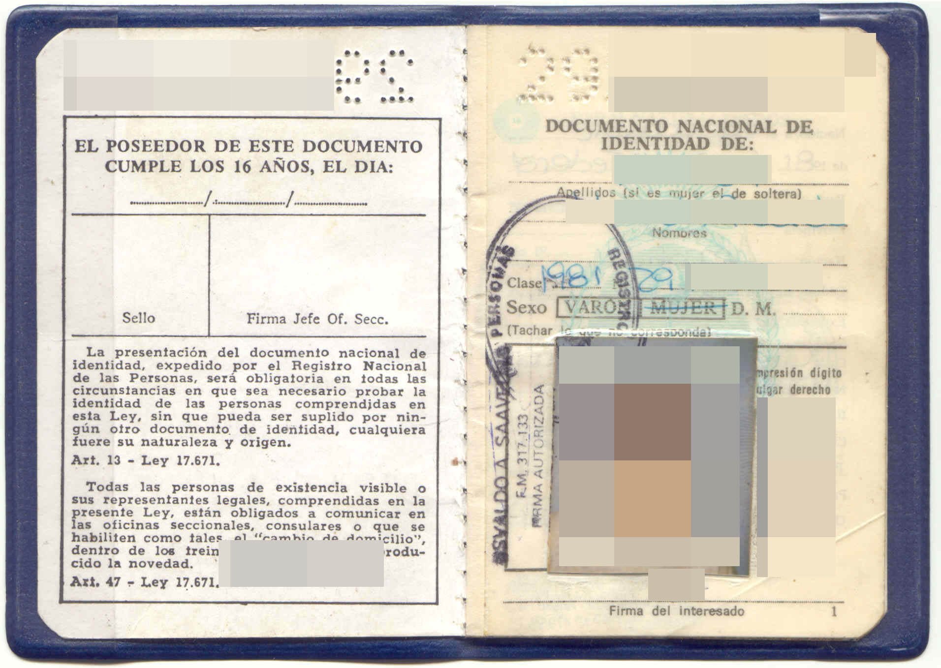 Persona mostrando su nuevo DNI argentino