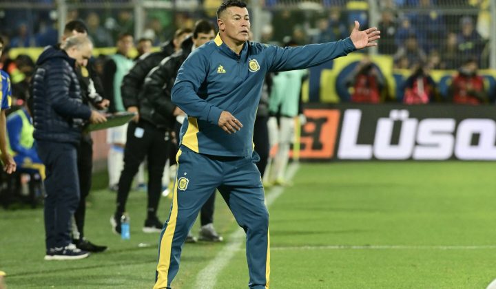 La contundente respuesta de Almirón a Milito tras la polémica en el partido de Central y Racing