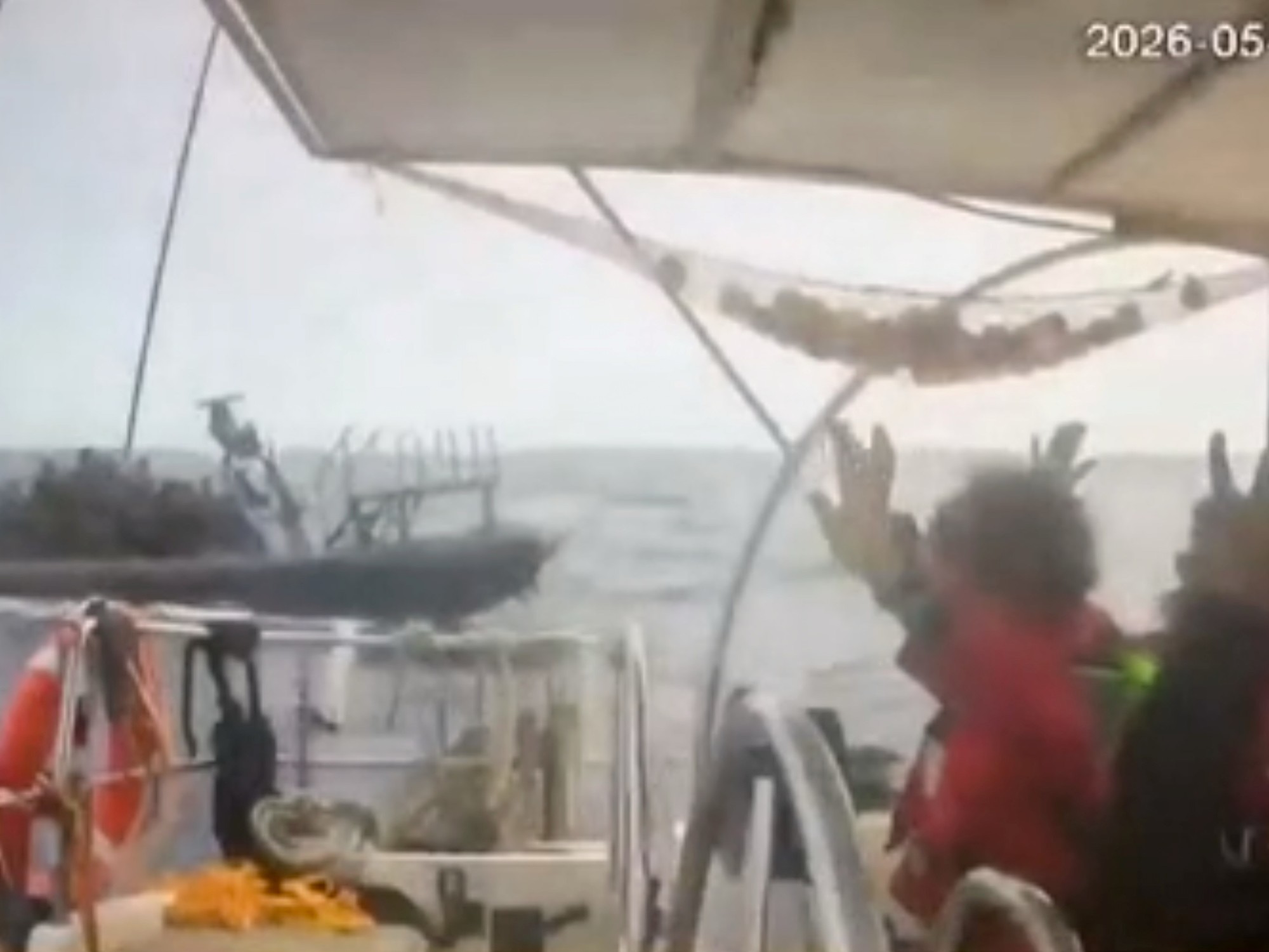 Soldados israelíes abordando una embarcación de la Flotilla Global Sumud en el Mediterráneo.