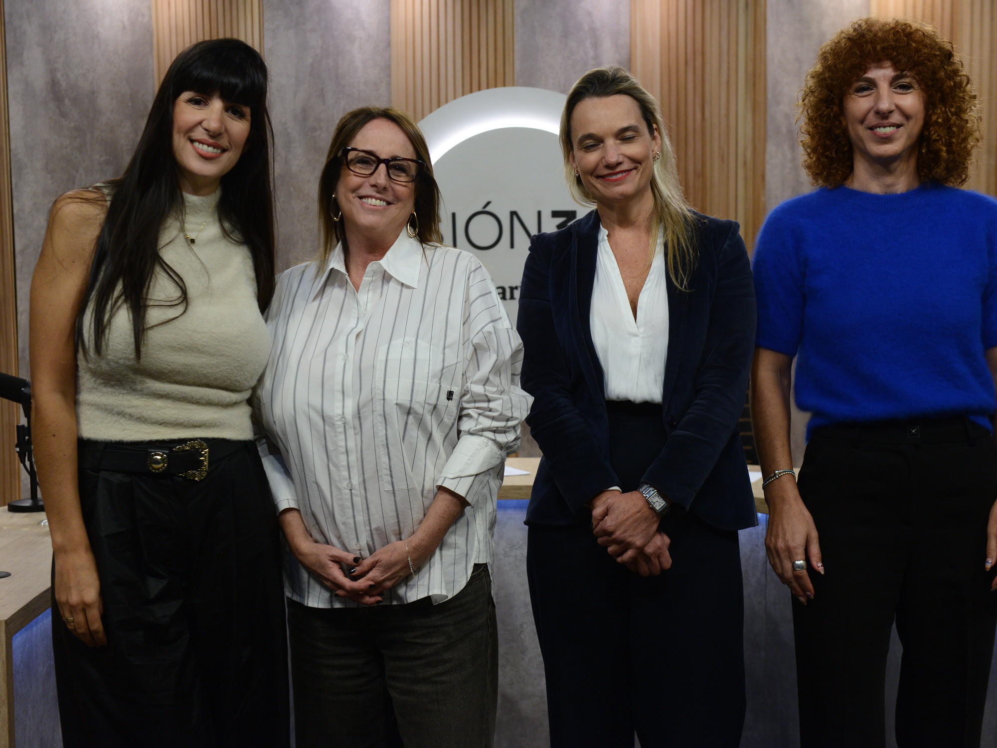 Un grupo de mujeres profesionales discutiendo en una sala de reuniones, representando el liderazgo femenino en el ámbito empresarial argentino.