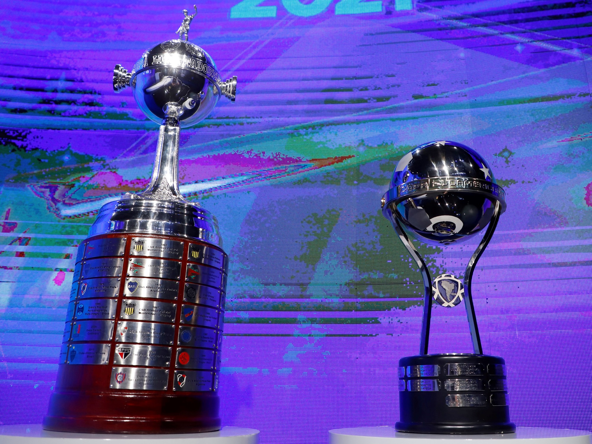 Trofeos de la Copa Libertadores y Copa Sudamericana exhibidos durante un sorteo en la sede de la Conmebol.
