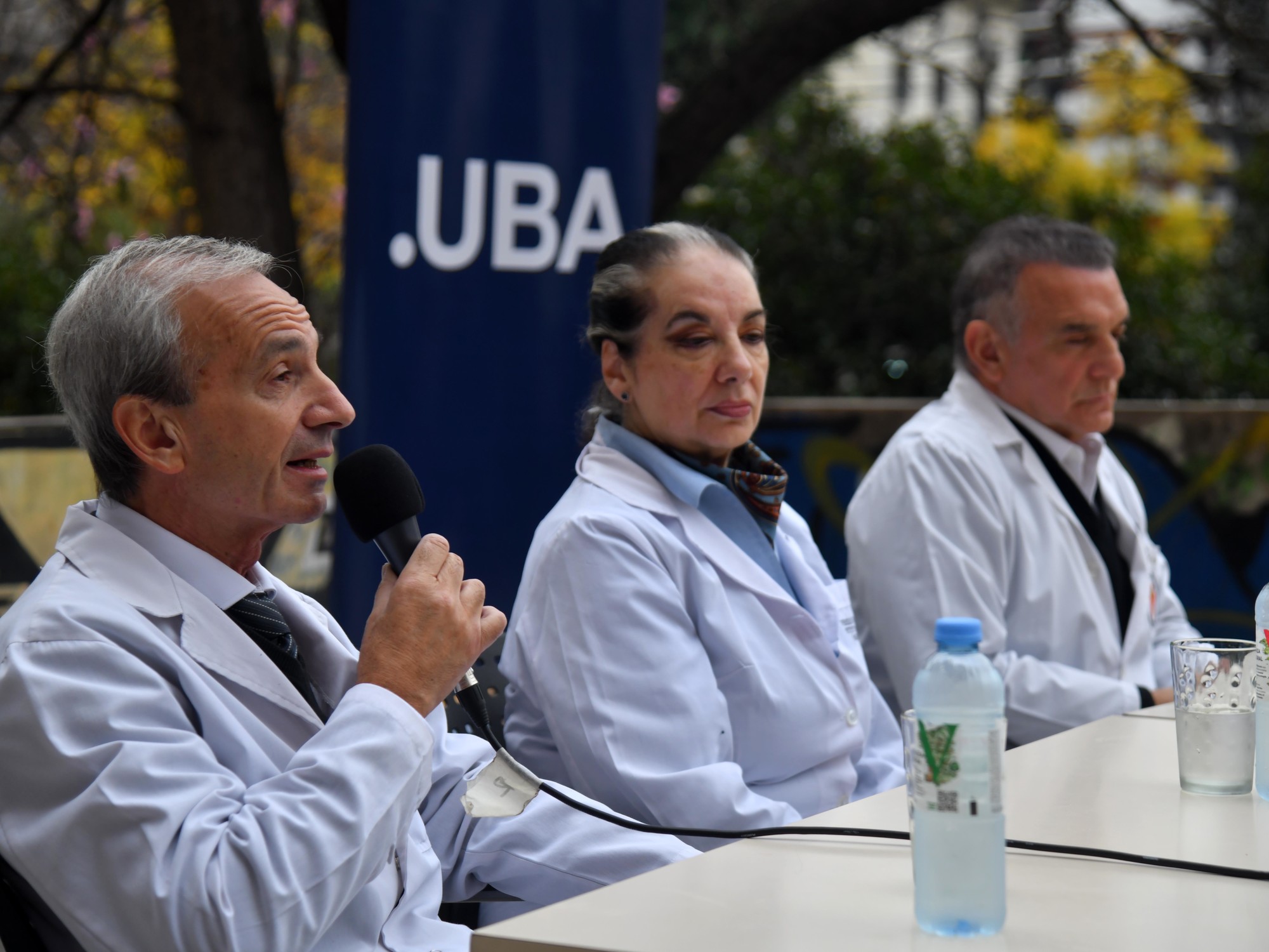 Estudiantes y profesores manifestándose frente a la Universidad de Buenos Aires en defensa de la educación pública.