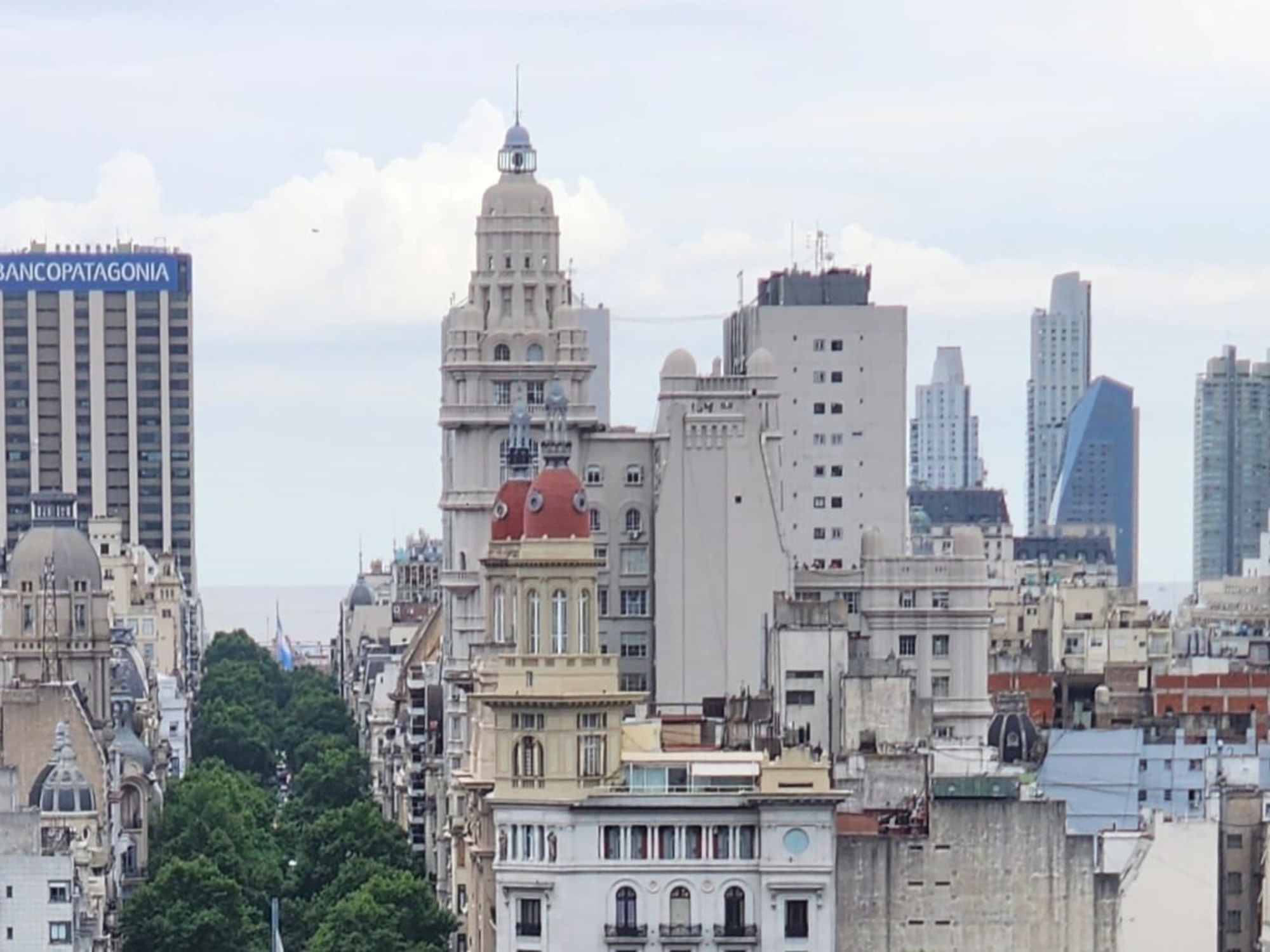 Fotografía de una cúpula arquitectónica característica de Buenos Aires, vista desde abajo.