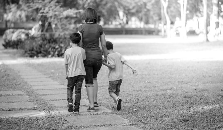 Madres que crían solas: El desafío de la cuota alimentaria y la autonomía parental