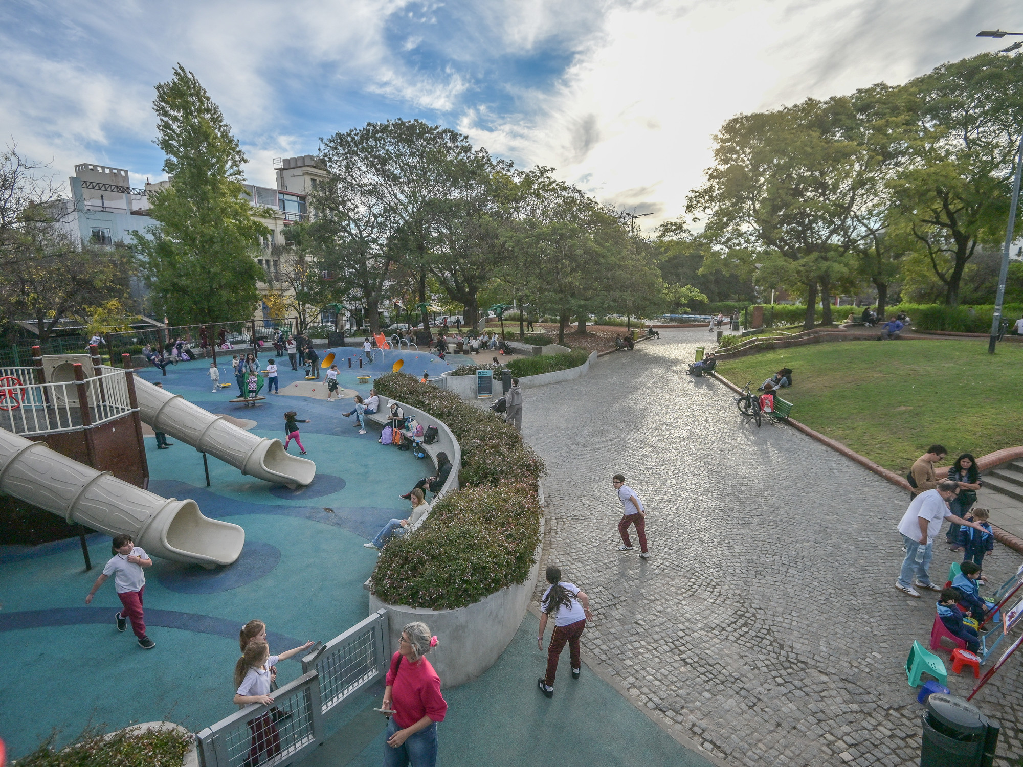 Vista aérea de la Plaza Armenia en Palermo, con árboles y áreas verdes, rodeada de edificios.