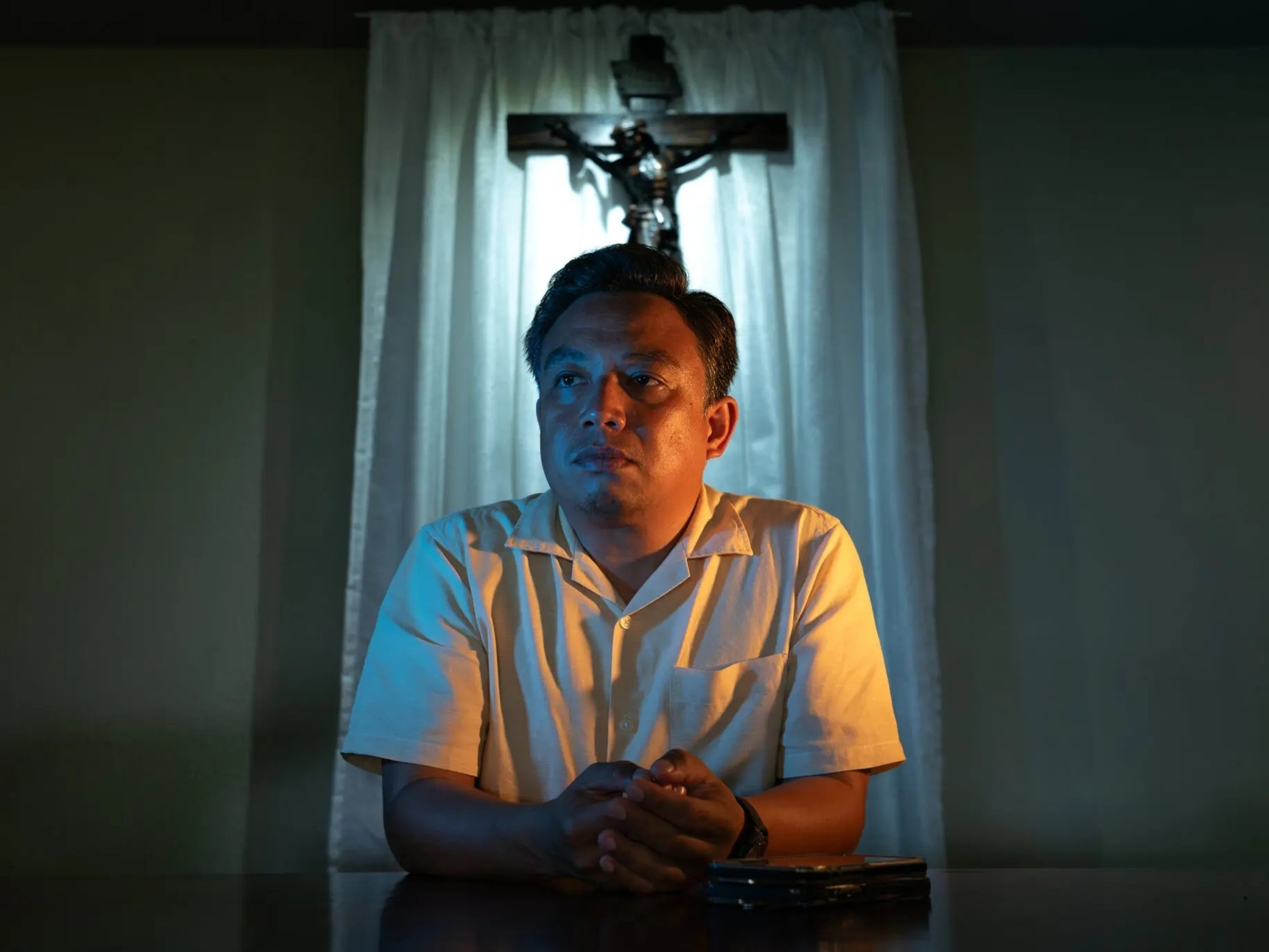 Michal Gatchalian en Filipinas frente a un altar improvisado, luego de denunciar abusos clericales.
