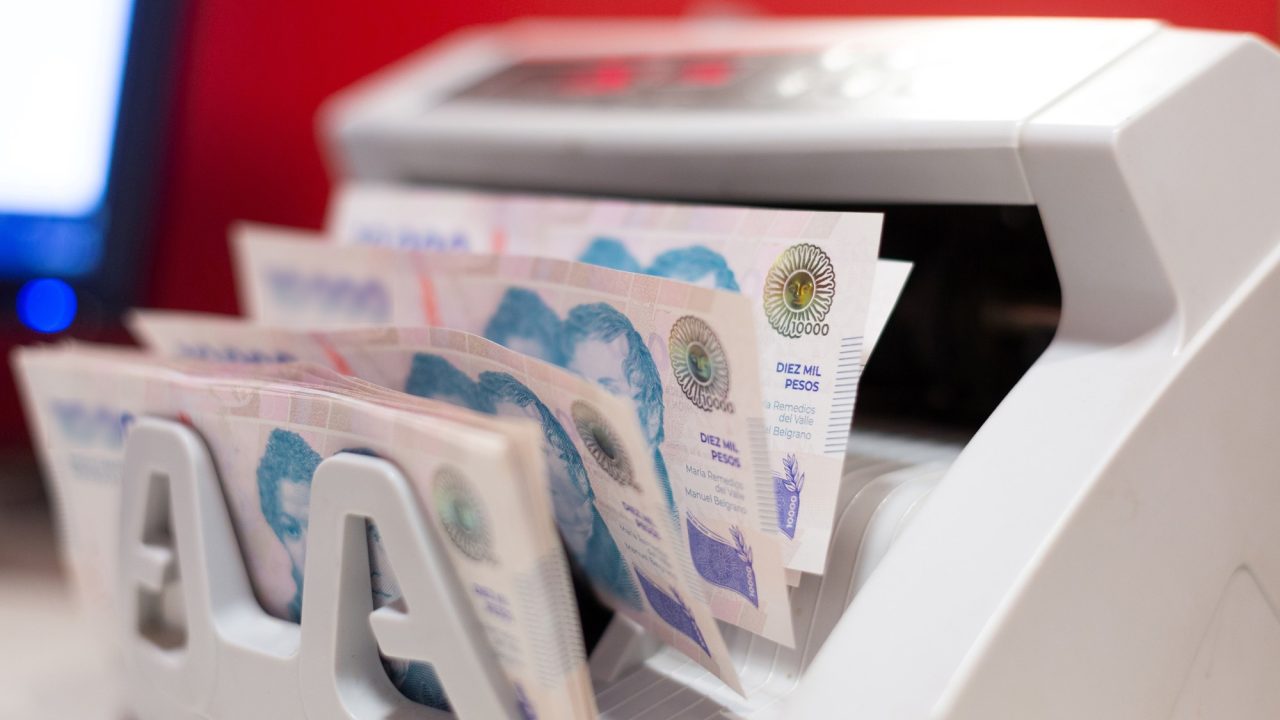 Empresas recalibran aumentos salariales y proyectan subas más altas para 2026