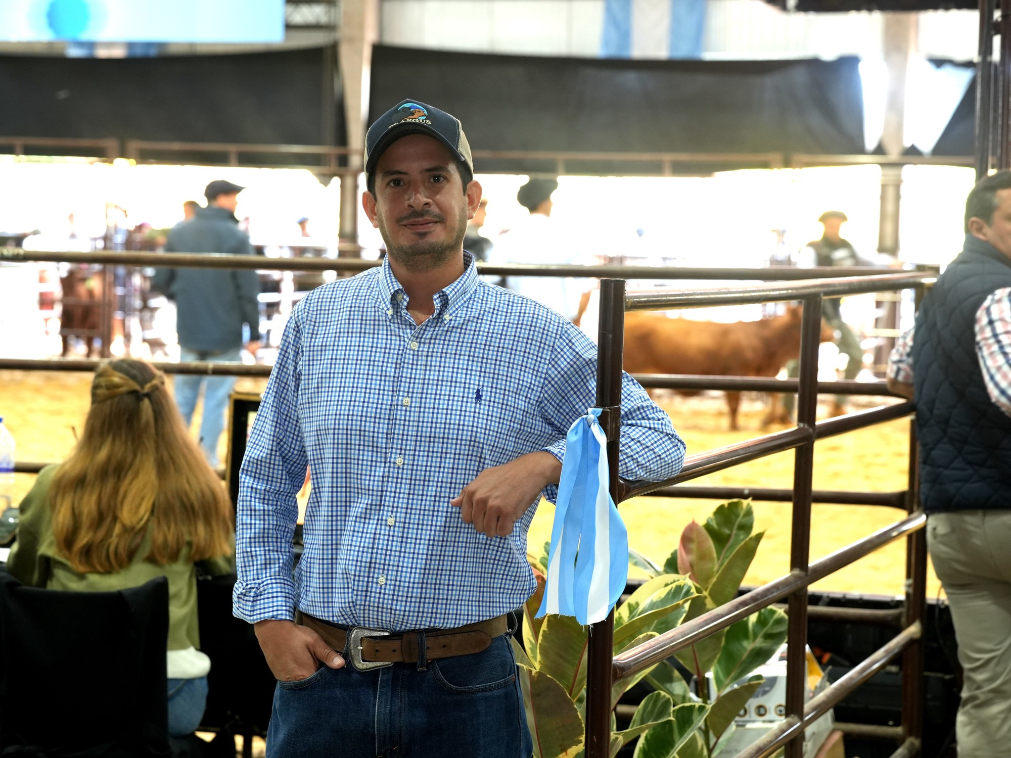 Ganaderos observan la jura de la raza Brangus en Corrientes, Argentina.