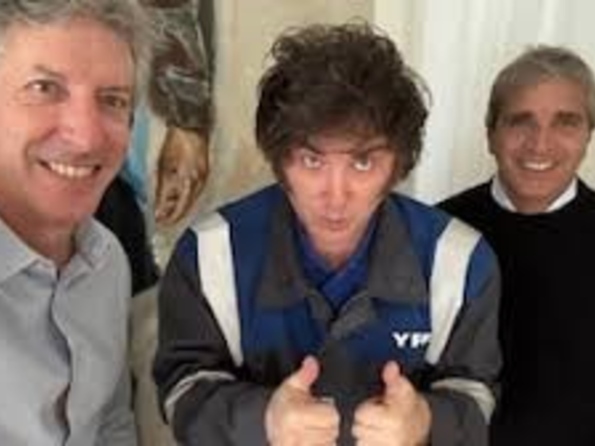 El presidente Javier Milei explicando medidas económicas en una conferencia de prensa en Argentina.