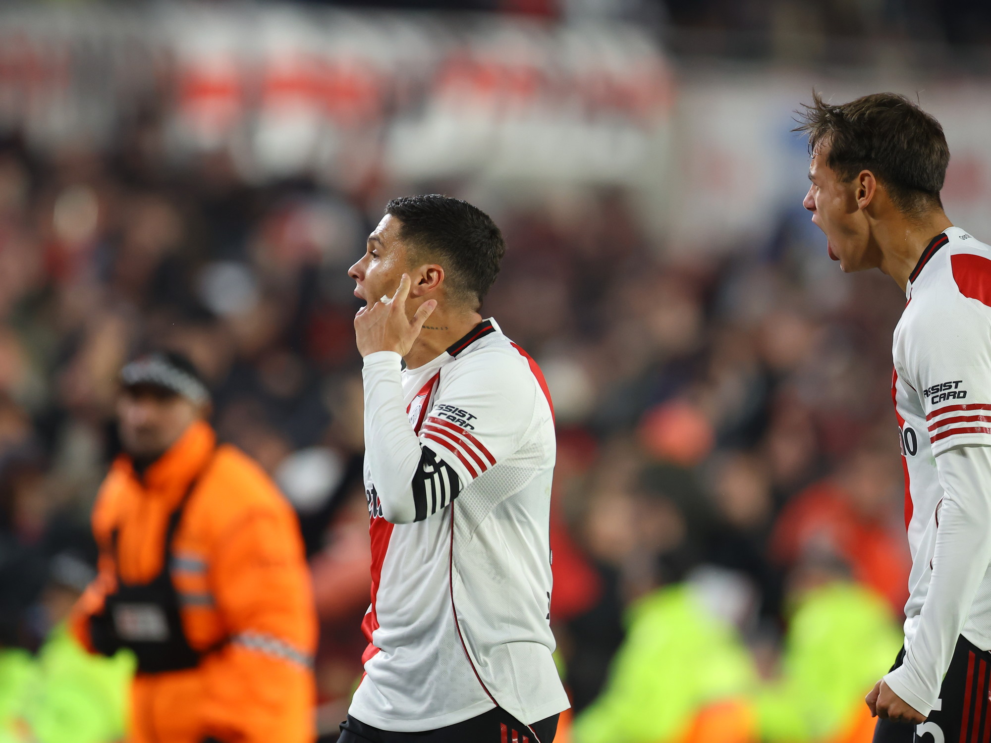 Juan Fernando Quintero con la camiseta de River Plate, en un partido en el Estadio Monumental.