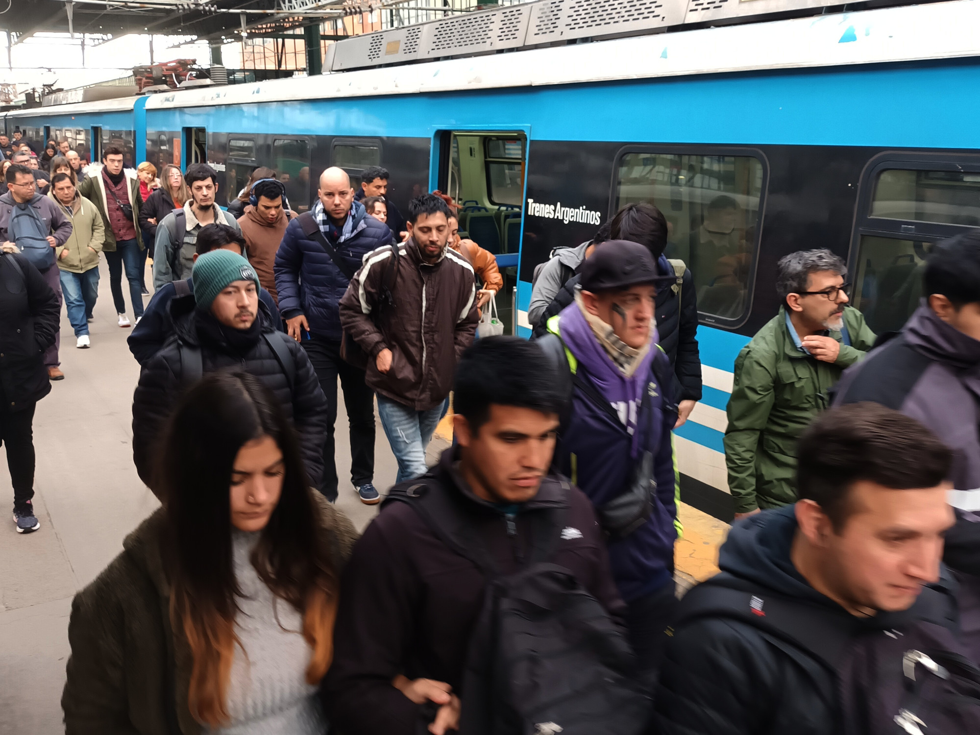 Un usuario apoyando la tarjeta SUBE en el lector de un molinete de colectivo en Buenos Aires.