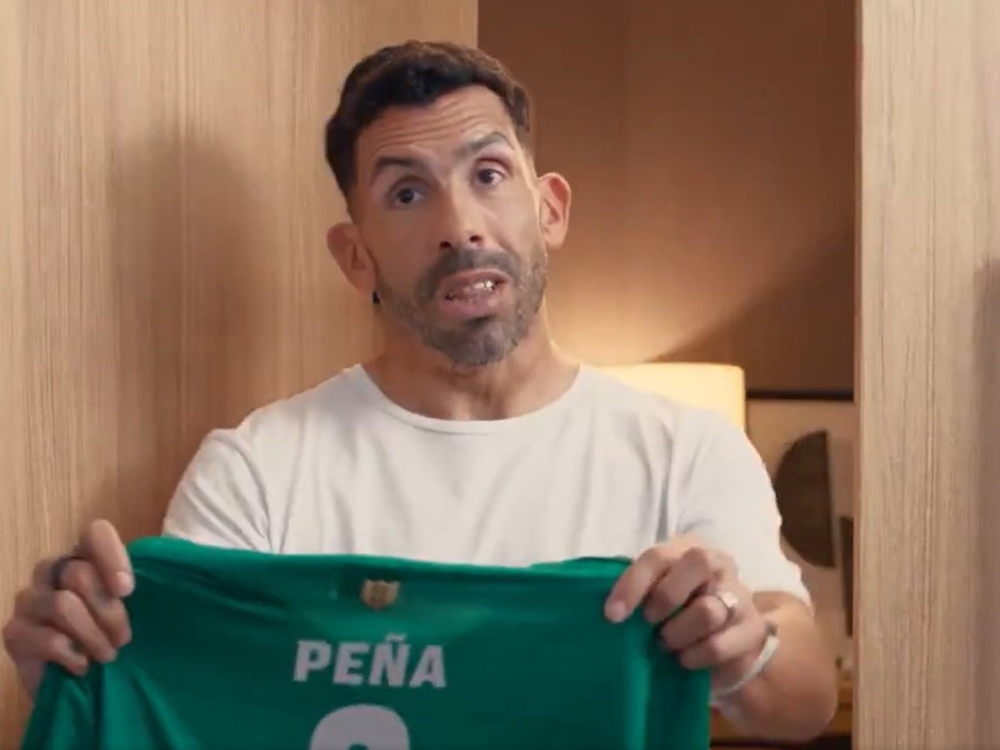 Carlos Tevez durante un partido de fútbol en Argentina.