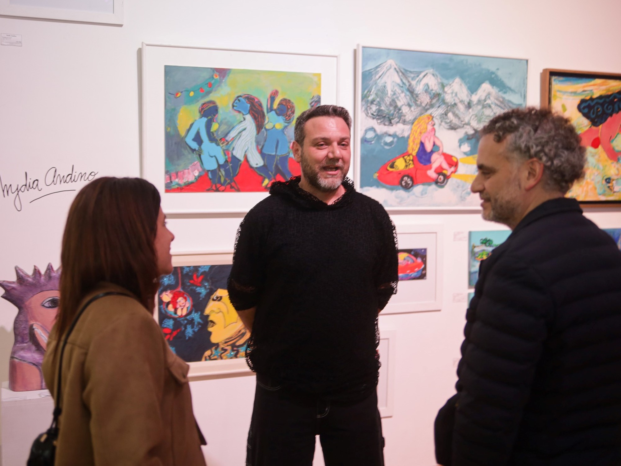 Fachada de la Estación Belgrano en Santa Fe, sede de la +Feria de Arte, con gente ingresando al evento.