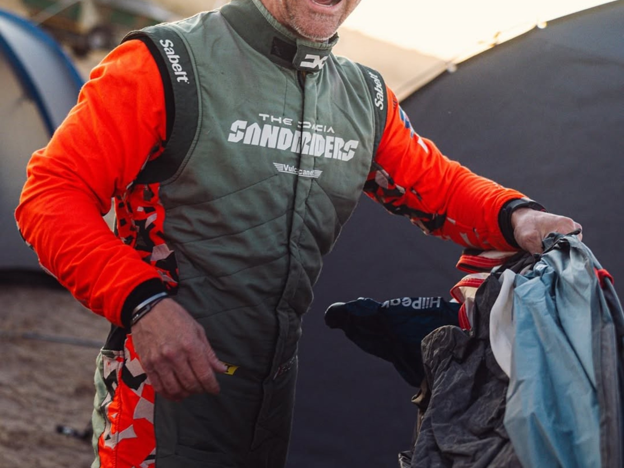 Sébastien Loeb al volante de su Dacia Sandrider en una competencia de rally-raid.