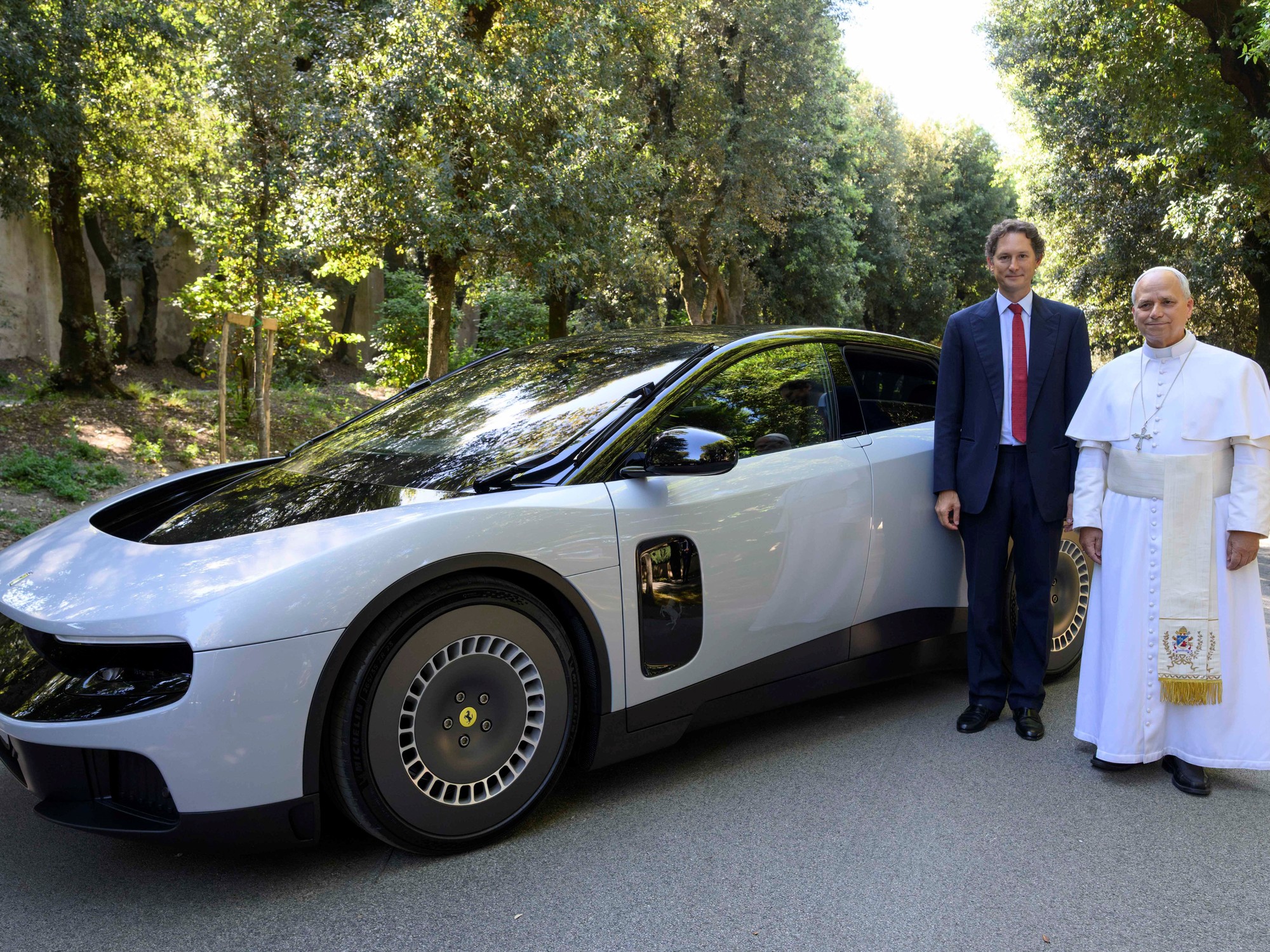 Ferrari Luce, el primer modelo 100% eléctrico de la marca italiana, con un diseño futurista y ruedas de gran tamaño.