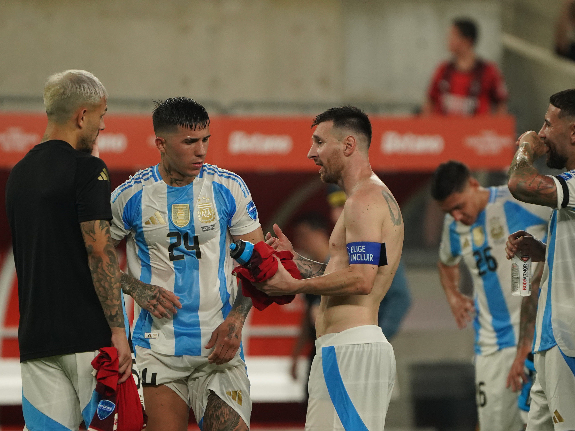 Jugadores de la Selección Argentina en un partido bajo el sol.