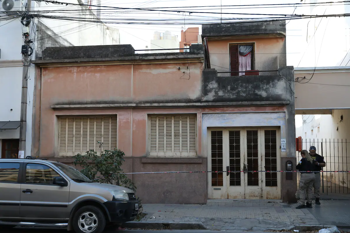 Efectivos policiales ingresando a una vivienda en Córdoba en el marco de un allanamiento.