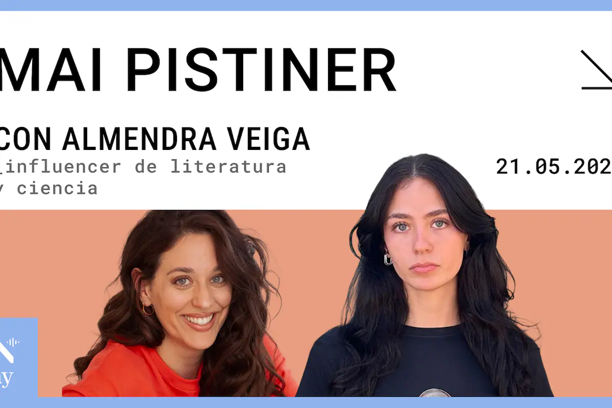 Almendra Veiga, una joven creadora de contenido argentina, hablando a la cámara, rodeada de libros y con elementos que sugieren un interés por la ciencia.
