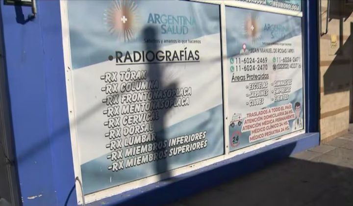 Hallan valija con sellos médicos en auto de familiar del dueño de clínica clausurada en González Catán