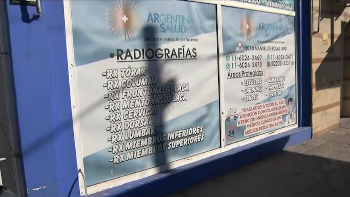 Hallan valija con sellos médicos en auto de familiar del dueño de clínica clausurada en González Catán
